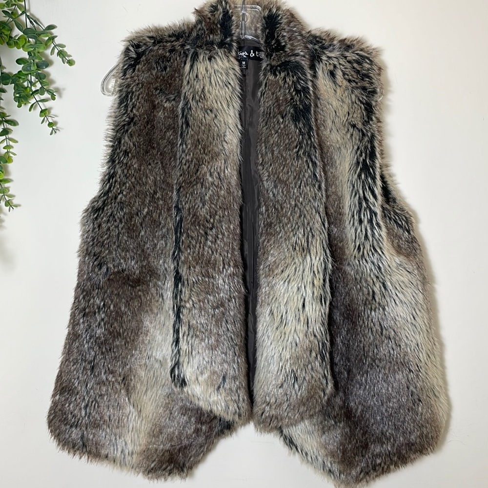 ❄️Francesca’s Boutique | Kiss and Tell Faux Fur Vest Women’s Size Medium